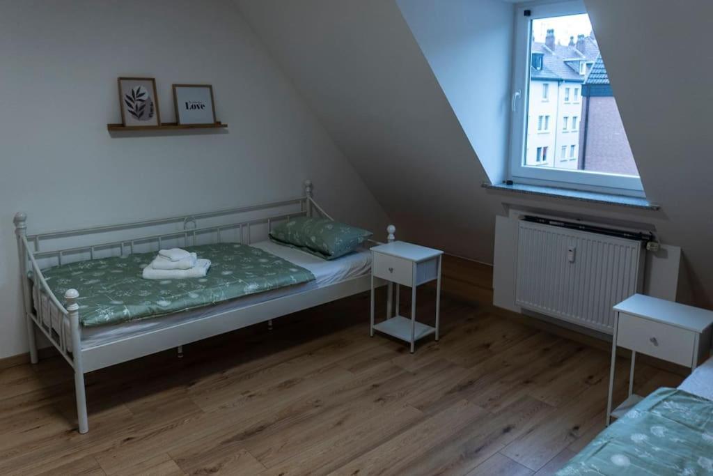 Moderne Ferienwohnung In Gelsenkirchen-Schalke Fuer 1 Bis 7 Personen Mit Terrasse, Ideal Fuer Gruppen & Stadionbesuche المظهر الخارجي الصورة