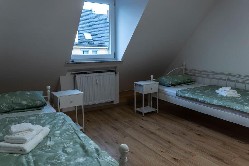 Moderne Ferienwohnung In Gelsenkirchen-Schalke Fuer 1 Bis 7 Personen Mit Terrasse, Ideal Fuer Gruppen & Stadionbesuche المظهر الخارجي الصورة