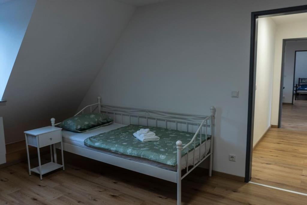 Moderne Ferienwohnung In Gelsenkirchen-Schalke Fuer 1 Bis 7 Personen Mit Terrasse, Ideal Fuer Gruppen & Stadionbesuche المظهر الخارجي الصورة