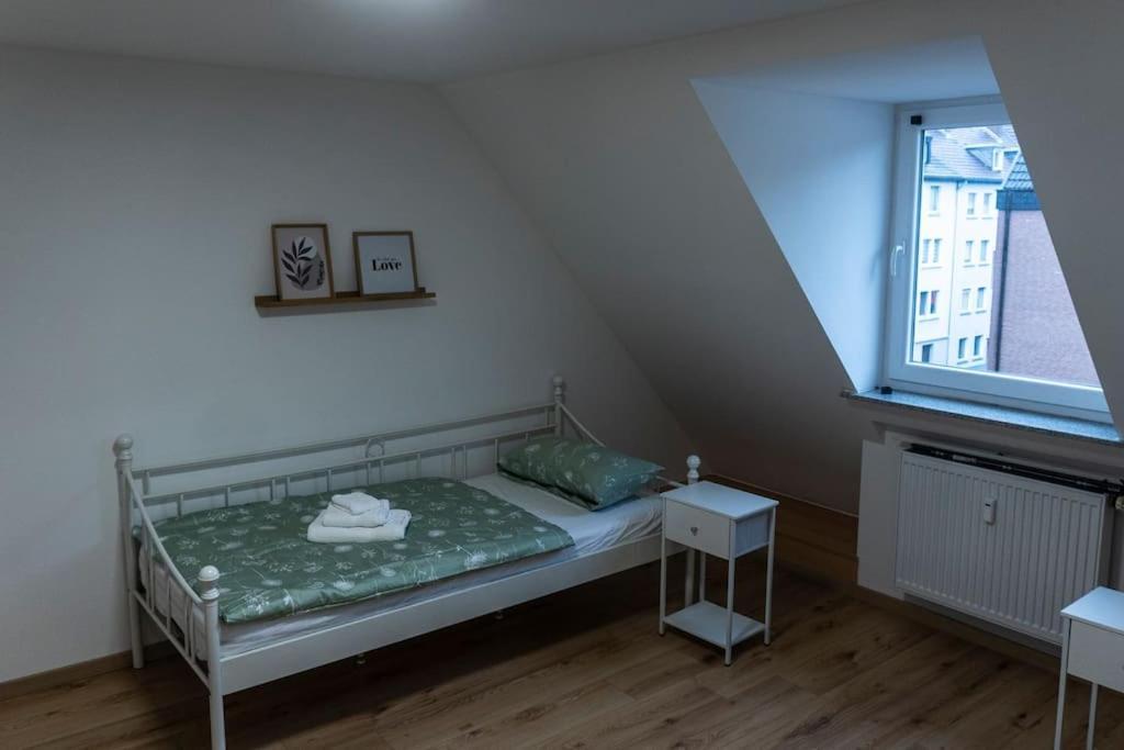Moderne Ferienwohnung In Gelsenkirchen-Schalke Fuer 1 Bis 7 Personen Mit Terrasse, Ideal Fuer Gruppen & Stadionbesuche المظهر الخارجي الصورة
