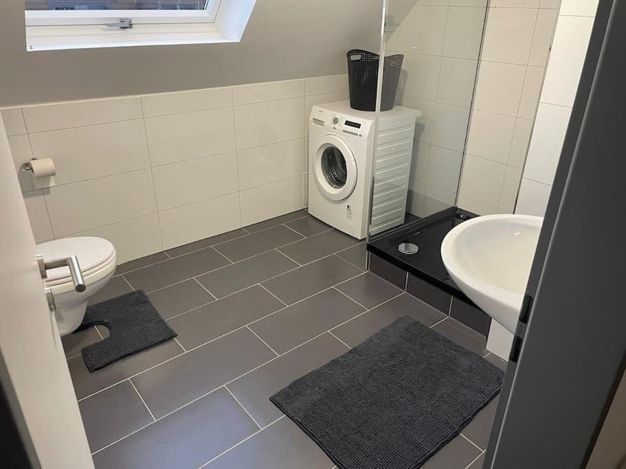 Moderne Ferienwohnung In Gelsenkirchen-Schalke Fuer 1 Bis 7 Personen Mit Terrasse, Ideal Fuer Gruppen & Stadionbesuche المظهر الخارجي الصورة