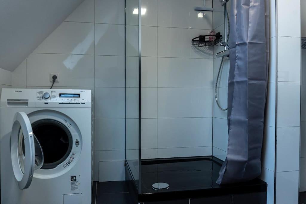 Moderne Ferienwohnung In Gelsenkirchen-Schalke Fuer 1 Bis 7 Personen Mit Terrasse, Ideal Fuer Gruppen & Stadionbesuche المظهر الخارجي الصورة