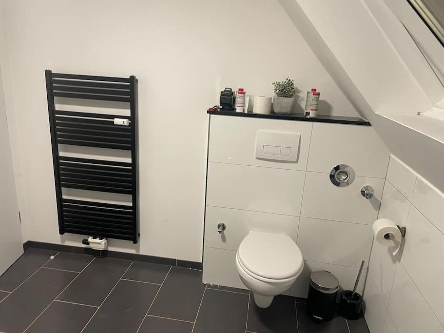 Moderne Ferienwohnung In Gelsenkirchen-Schalke Fuer 1 Bis 7 Personen Mit Terrasse, Ideal Fuer Gruppen & Stadionbesuche المظهر الخارجي الصورة
